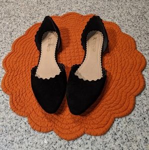 Black flats | scalloped detailing